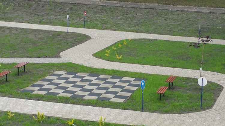 Szachownica i mini miasteczko rowerowe na terenie zielonym w SP 13