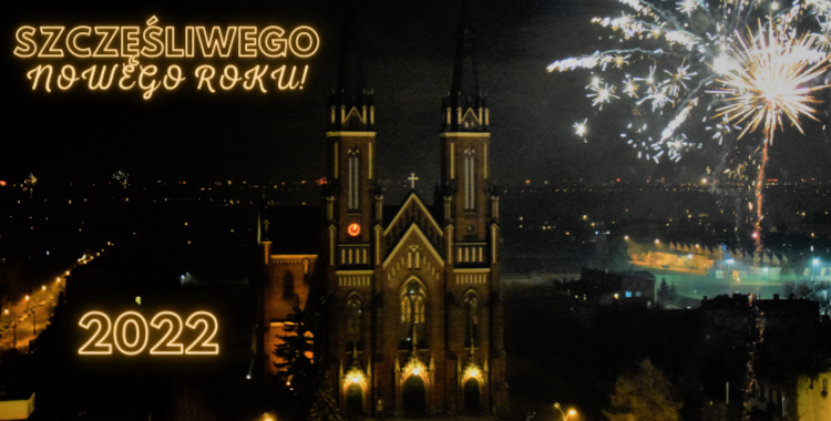 Życzenia: Szczęśliwego Nowego Roku 2022 na tle kościoła nocą i rozbłyskujących fajerwerków