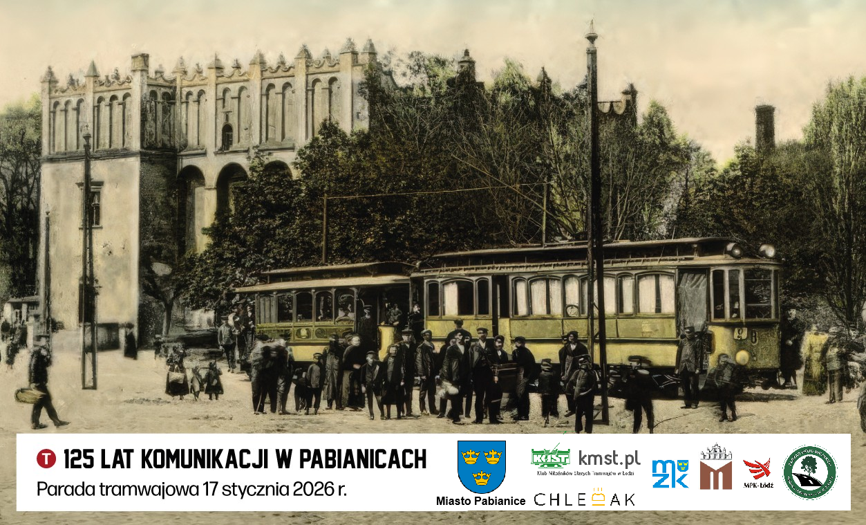 stara ilustracja tramwaju stojącego na przystanku tramwajowym przy Dworze kapituły krakowskiej. Wok&oacute;ł wielu ludzi w strojach sprzed wielu lat, pozujących do zdjęcia zar&oacute;wno przed tramwajem jak i w jego wnętrzu