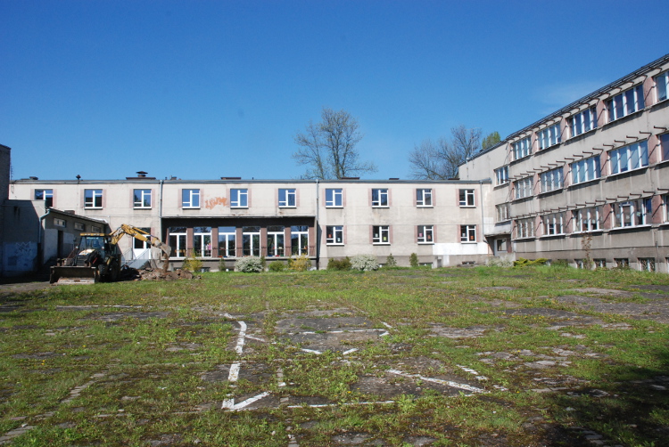 koparka zaczęła zrywać betonowe płyty