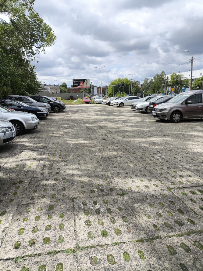 teren utwardzony płytami betonowymi