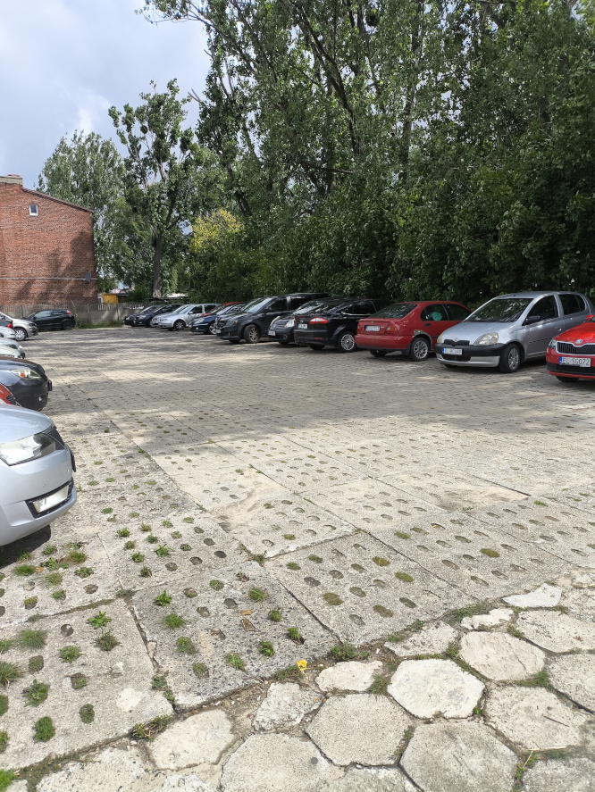 teren utwardzony płytami betonowymi