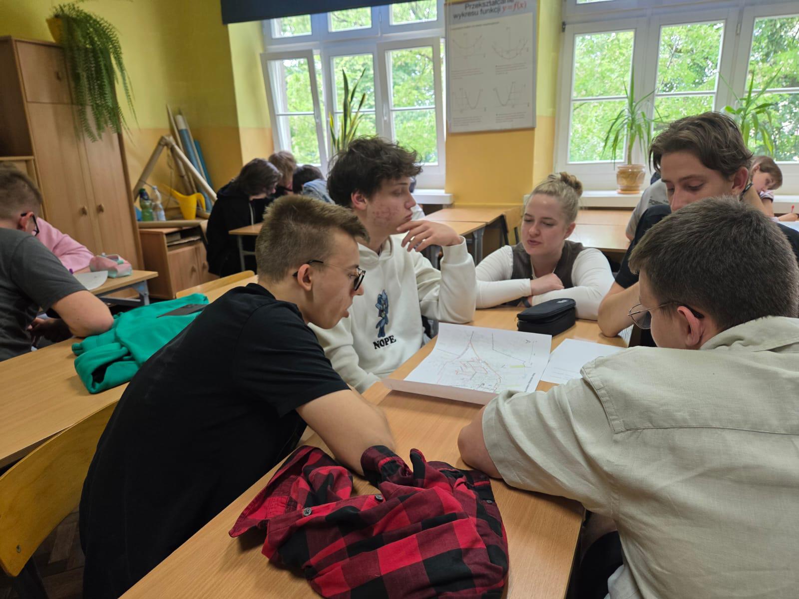 uczniowie przygladający się mapie Pabianic