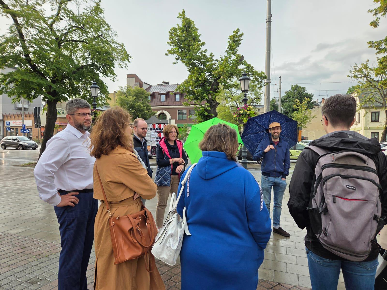 prezydent wraz z grupą osób przed siedzibą urzędu