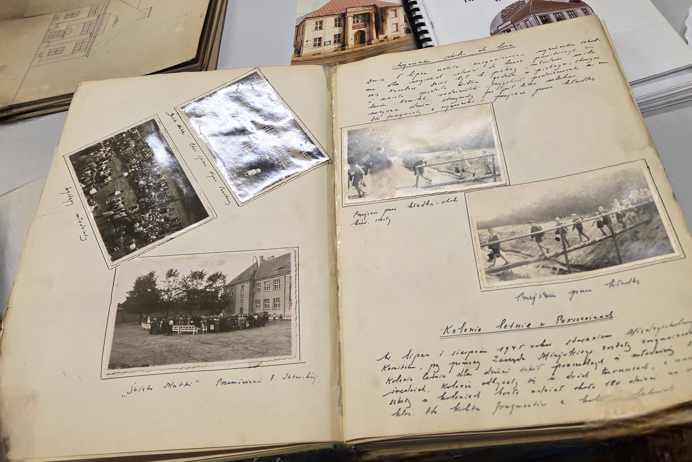 Otwarte karty starej kroniki szkolnej z czarno-białymi zdjęciami i odręcznymi opisami dotyczącymi m.in. wycieczki do lasu i kolonii letnich w 1945 r.