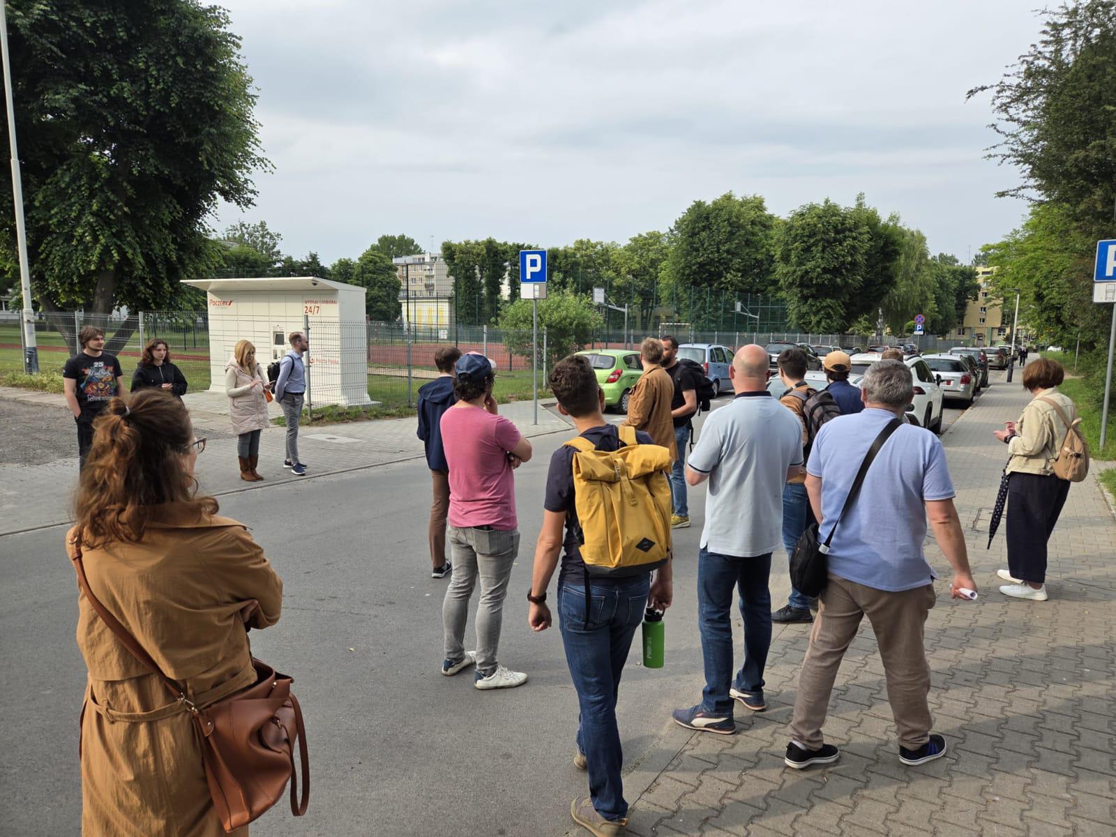 grupa osób na parkingu