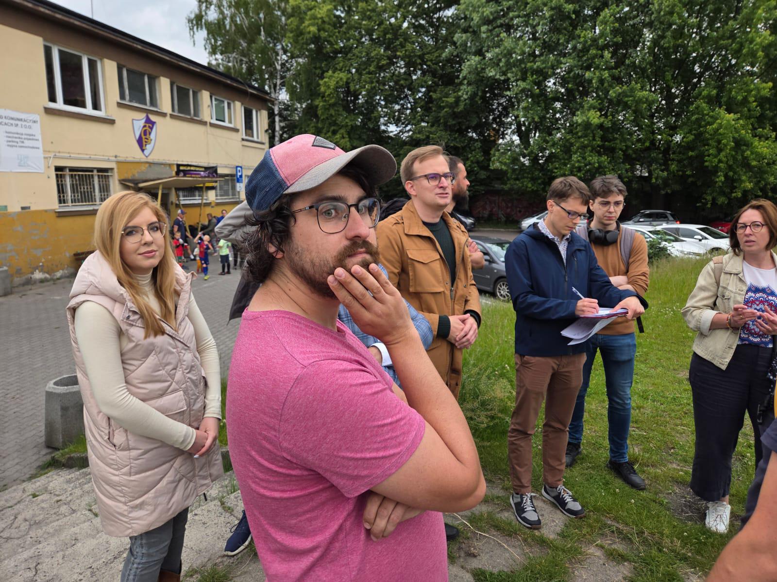 grupa osób na boisku