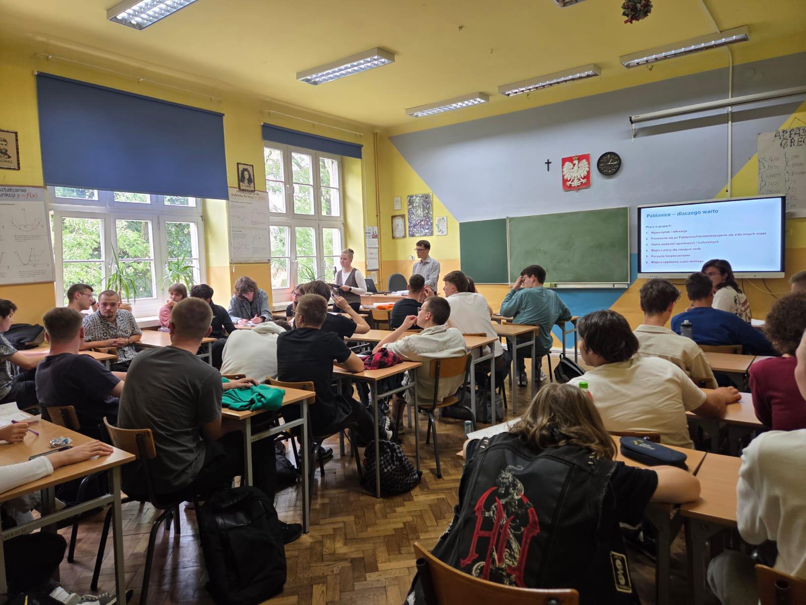 uczniowe siedzący w klasie