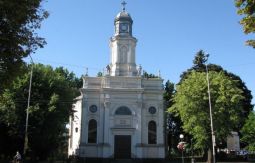 Kościół ewangelicko-augsburski św. Piotra i św. Pawła (ul. Zamkowa 10) - wzniesiony w latach 1827-1831 w stylu klasycystycznym.