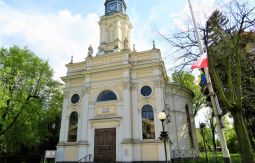 Kościół ewangelicko-augsburski pw. św. Piotra i św. Pawła (ul. Zamkowa 10) - wzniesiony w latach 1827-1831 w stylu klasycystycznym.