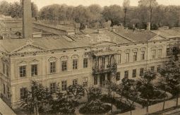 Dom rodziny Krusche i kantor główny firmy (1865) (widok z okresu sprzed I wojny św.) (prząśniczki usunięte w latach 60. XX w. odtworzono w 1988 r.)
