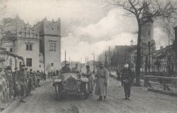 Żołnierze niemieccy przed dworem (miasto od 1914 r. do końca wojny było pod niemiecką kontrolą)