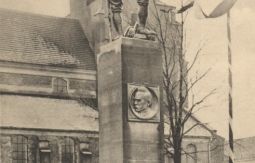 Pomnik Niepodległości (Legionisty) - wzniesiony w 1933 r. Zniszczony przez hitlerowców w 1939. Odbudowany w 1989 r.