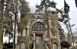 Kaplica cmentarna (ul. Ewangelicka) – wzniesiona w 1904 r. w stylu secesyjnym (mauretańskim) ze środków fundacji Zofii Kindler jako mauzoleum rodzinne.