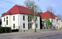 Zespół budynków szkolnych (ul. Zamkowa 65) – wzniesione w latach 1922-1924 wg projektu znanego polskiego architekta Zdzisława Mączyńskiego.
