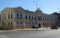 Budynek biurowy (ul. Zamkowa 3) wzniesiony w 1865 r. przez rodzinę Krusche jako dom mieszkalny i kantor główny.