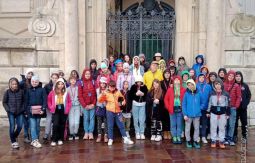Grupa uczniów SP nr 13 przed bramą Katedry na Wawelu - gotyckiej perełki polskiej architektury