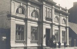 Dom Ludowy (1903) - siedziba m.in. Polskiej Macierzy Szkolnej i kina "Zachęta". W X.1939 r. utworzono tu Gestapo. Od 1978 do dziś mieści się tu dom kultury