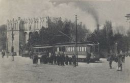 Krańcówka tramwajowa przed dworem (linię z Łodzi do Pabianic uruchomiono w styczniu 1901 r.)