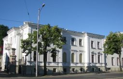 Pałac przemysłowca (ul. Zamkowa 26) - wybudowany w latach 90. XIX w. w stylu eklektycznym przez rodzinę Kindlerów.