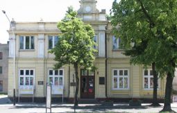 Dom Ludowy (ul. Tadeusza Kościuszki 14) – wybudowany w 1903 r., zawsze służył jako placówka kulturalna.