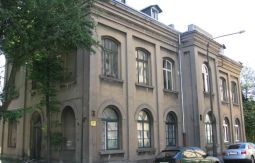 Budynek szkoły (ul. Stefana kard. Wyszyńskiego 4) – wzniesiony w 1882 r. przez firmę Krusche i Ender, do której uczęszczał w młodości św. Maksymilian Kolbe.