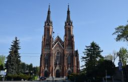 Kościół Najświętszej Marii Panny Różańcowej (ul. Zamkowa 39) - wybudowany w latach 1898-1908 na potrzeby robotników pabianickich fabryk.