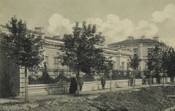 Kompleks budynków szpitalnych z 1904 r., powstał z inicjatywy Oskara Kindlera. W 1911 r. szpital posiadał 45 łóżek.